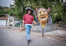 José Antonio erklärt den Besuchern alles über die Hexen-Tradition in seinem Dorf.