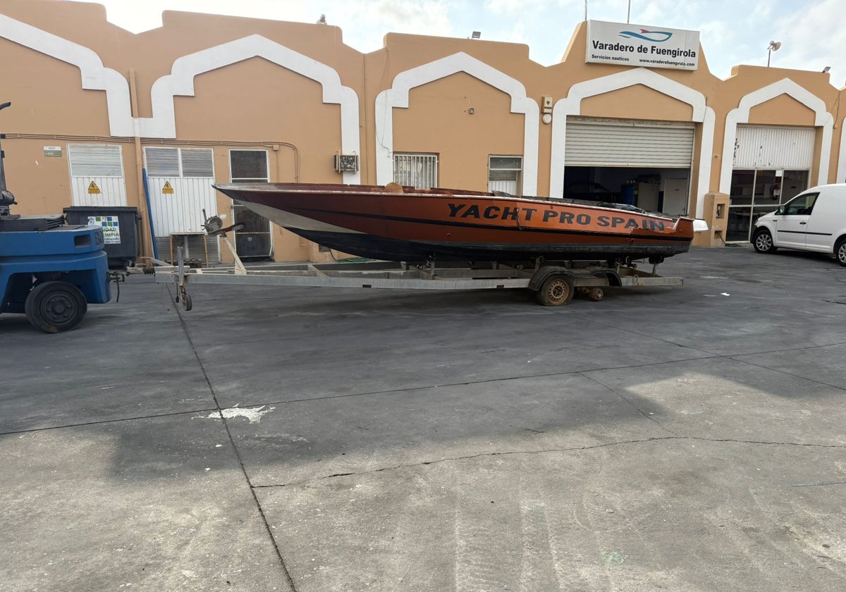 Das beschädigte Touristenboot wurde geborgen und aus den Gewässern des Hafens von Fuengirola entfernt.