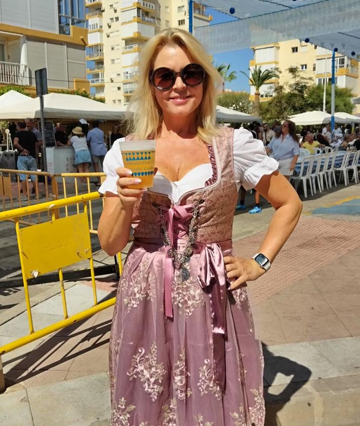 Imagen secundaria 2 - Bei deutschem Bier und deutschem Essen genossen die Gäste das Musikprogramm (1. Foto). Auch die deutsche Metzgerei 'Marktplatz' hatte einen Stand (2. Foto). Veranstalterin Karin Przybylski war rundum zufrieden (3. Foto).