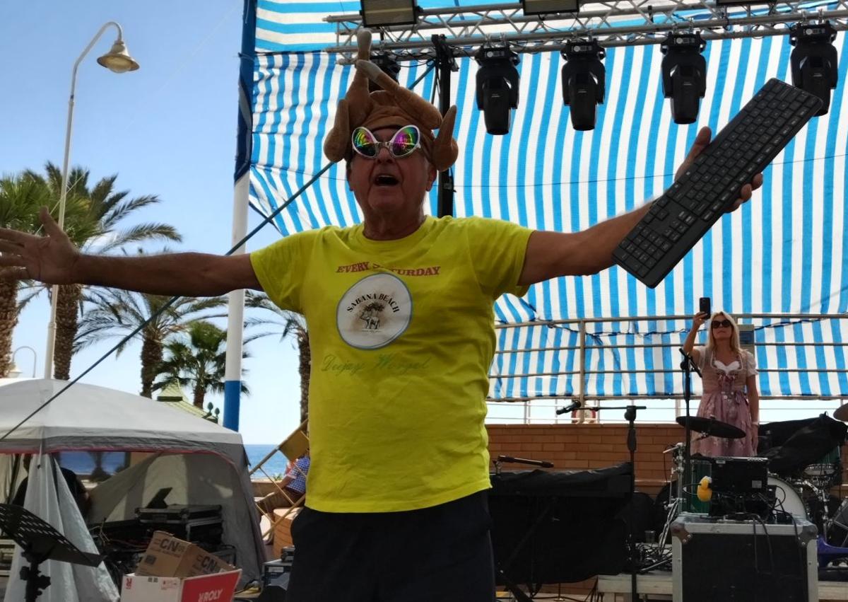 Imagen secundaria 1 - Karsten und Nicky vom Duo Corazón sangen fetzige Schlager (1. Foto). DJ Worzel legte Techno auf und mutierte zu einem wahrlichen Derwisch. (2. Foto). Einge der Gäste ergatterten einen Hut und ein T-Shirt mit dem Schriftzug des Oktoberfests, die Karin Przybylski in die Menge geworfen hatte. 