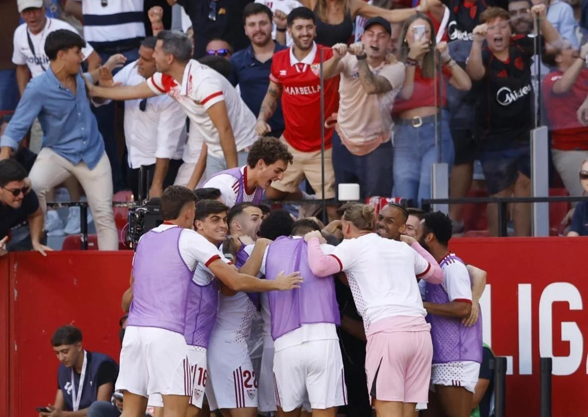 Das Team aus Sevilla beim Feiern seines vierten Tores.
