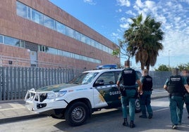 Die Beamten des Sondereinsatzkommandos vor dem Justizpalast von Málaga.