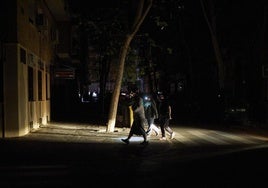 Stromausfall: Personen im Scheinwerferlicht eines Autos.