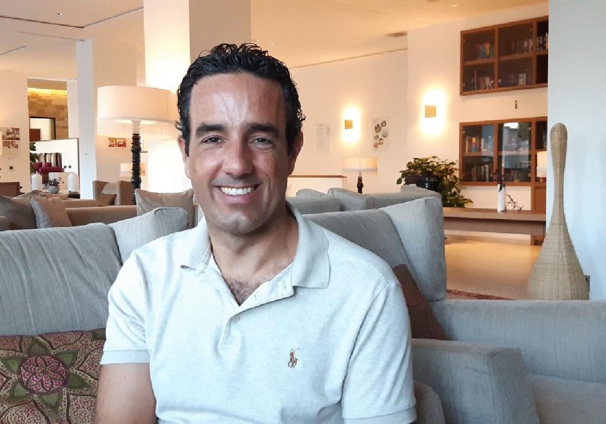 Nicolás Toré Mittendorfer im Lounge-Bereich des Hotels.