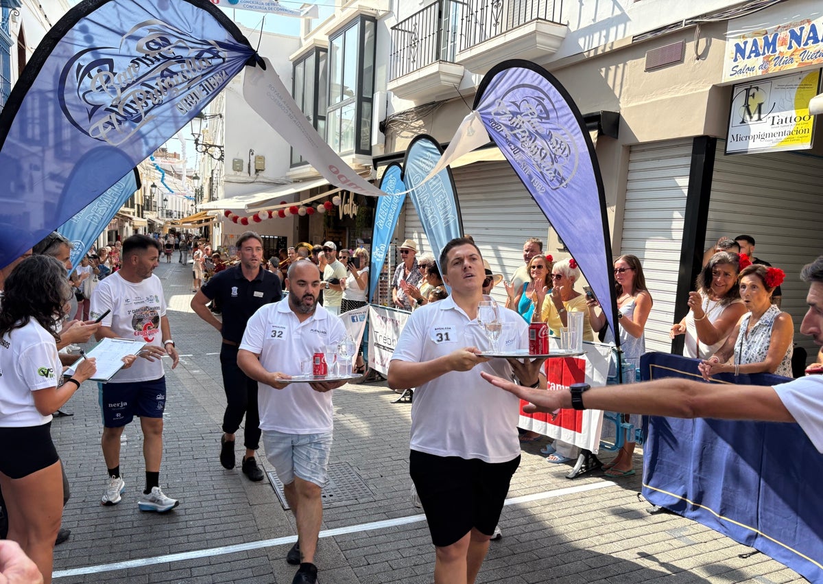 Imagen secundaria 1 - Bloß nicht allzu viel verschütten: Spannung und Spaß beim Wettlauf der Kellner in Nerja