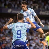 Chupete feiert eines seiner Tore mit David Larrubia.