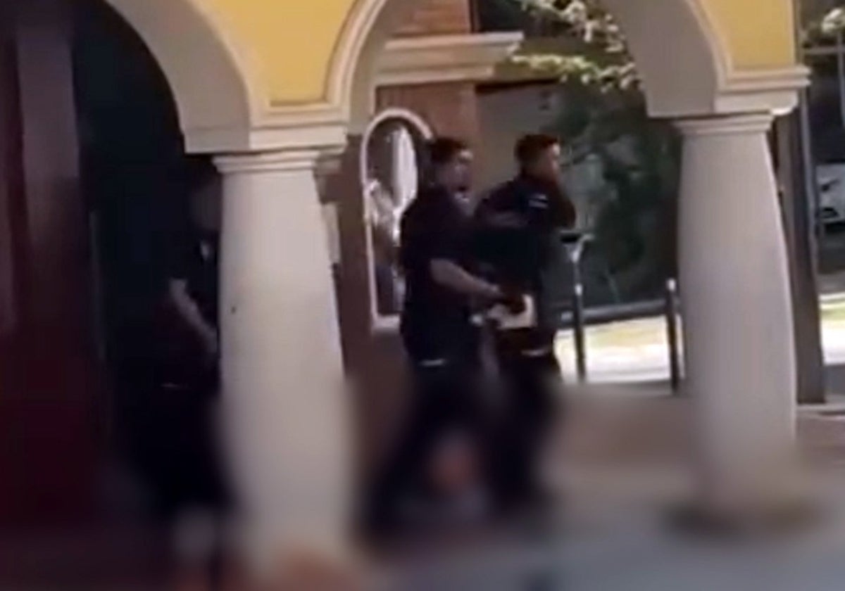Polizisten beim Abführen des Mannes.