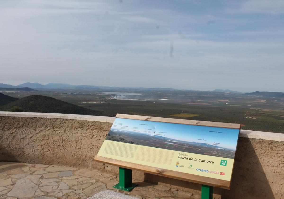 Imagen principal - Der Aussichtspunkt La Camorra in Alameda im Norden von Málaga bietet eine Sicht auf fünf andalusische Provinzen