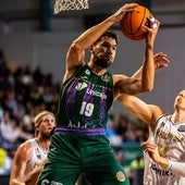Sulejmanovic holt sich einen Abpraller gegen Madsen im Spiel in Karditsa.