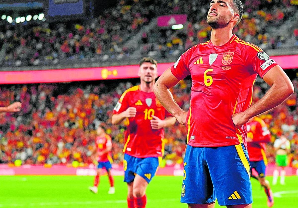 Die Spanier um Bulgarien-Doppeltorschütze Mikel Merino (rechts) gehören wieder zu den großen Favoriten auf den WM-Pokal und sind in der Qualifikation ohne Gegentor bisher.
