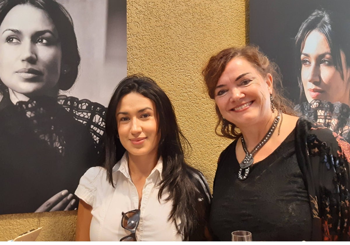 Conni Berner (r.) mit Anggy Zapata Marentes, die sie zu den beiden Porträts inspirierte.