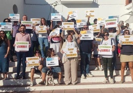 Etwa dreißig Anwohner und PSOE-Stadträte nahmen am Freitag an dem Protest in Chilches teil.