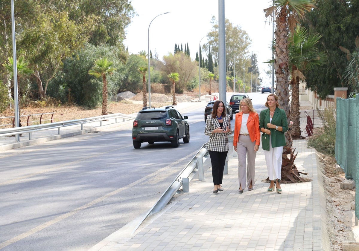 Die Stadträtin für Entwicklung, Rocío Díaz, und die Bürgermeisterin von Marbella, Ángeles Muñoz, haben die Arbeiten besucht.