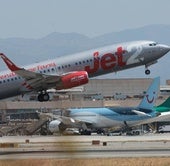 Ein startendes Flugzeug auf dem Flughafen von Malaga.