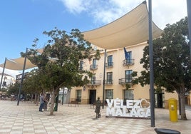 Hauptfassade des Rathauses von Velez an der zentralen Plaza de Las Carmelitas.