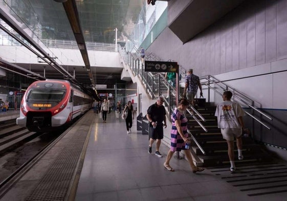 Fahrgäste müssen am Flughafen-Bahnhof mit ihren Koffern auf eine Rolltreppe verzichten.