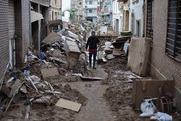 Als das Wasser sich zurückgezogen hatte, mussten die Straßen Valencias von Schlamm und angeschwemmten Gegenständen befreit werden.