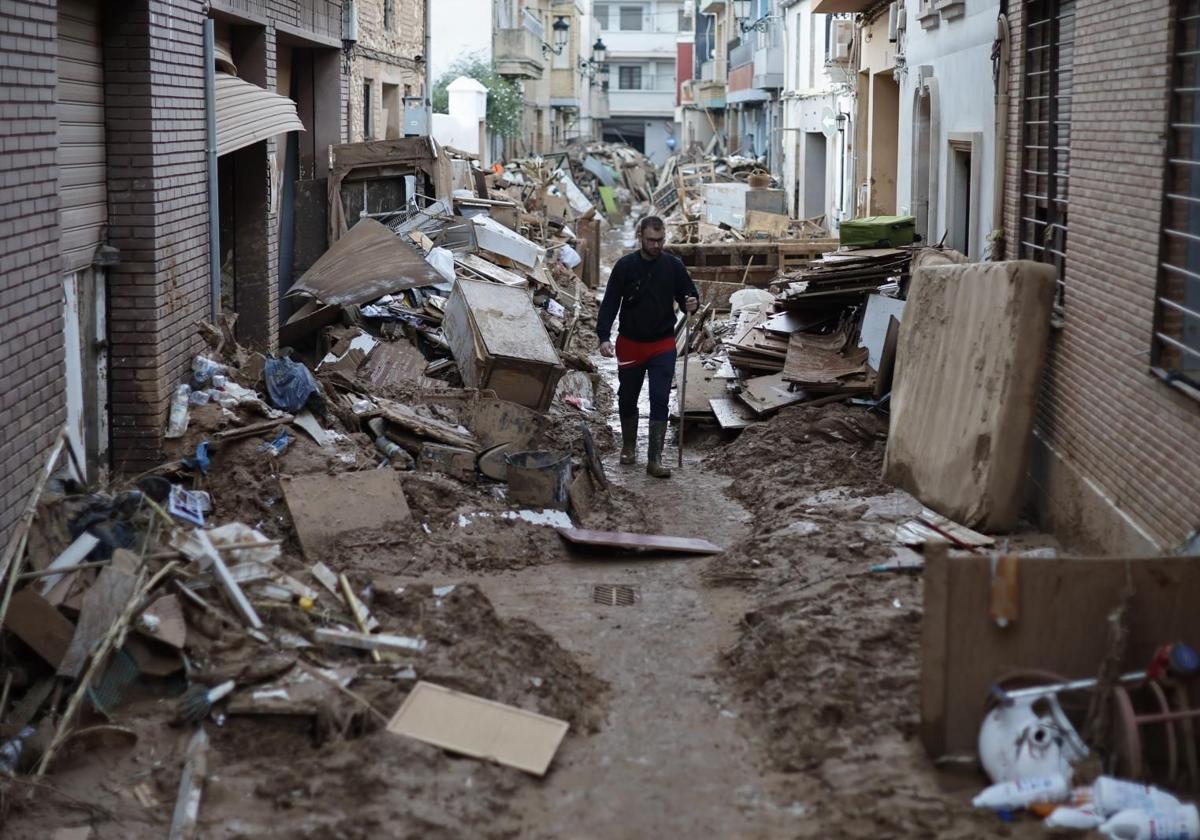 Als das Wasser sich zurückgezogen hatte, mussten die Straßen Valencias von Schlamm und angeschwemmten Gegenständen befreit werden.