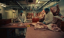Im Schlachthof: Szenenfoto aus 'Frisch'