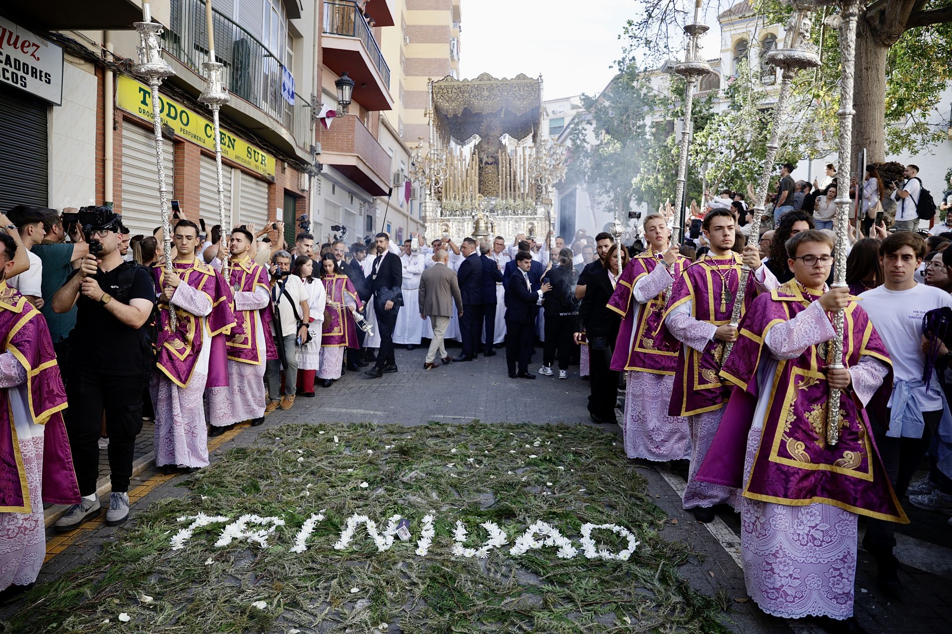 Tausende Zuschauer bei der Prozession der Virgen de la Trinidad in Málaga
