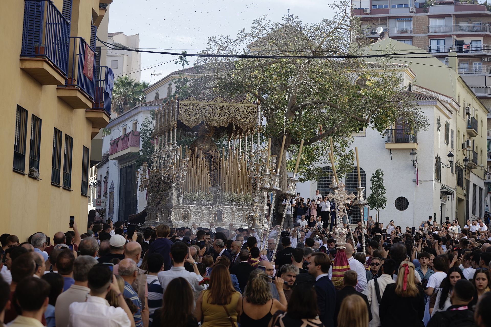 Tausende Zuschauer bei der Prozession der Virgen de la Trinidad in Málaga