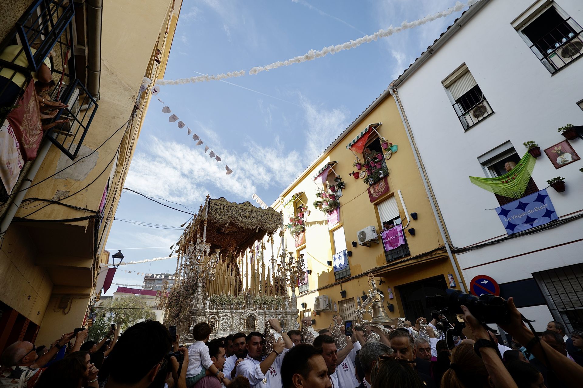 Tausende Zuschauer bei der Prozession der Virgen de la Trinidad in Málaga