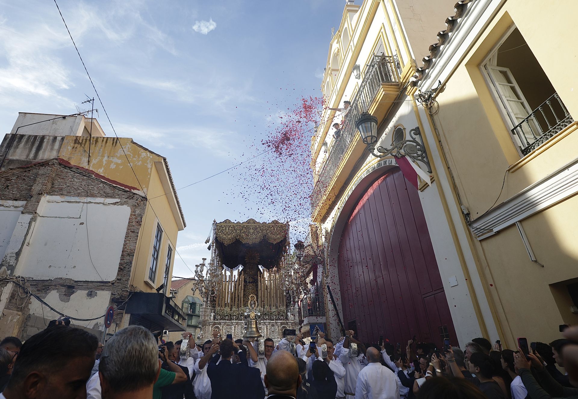 Tausende Zuschauer bei der Prozession der Virgen de la Trinidad in Málaga