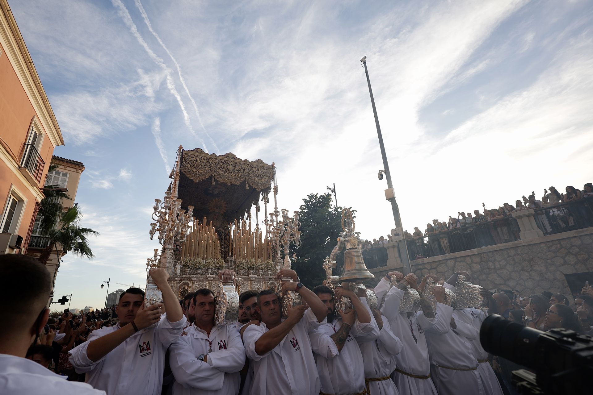 Tausende Zuschauer bei der Prozession der Virgen de la Trinidad in Málaga