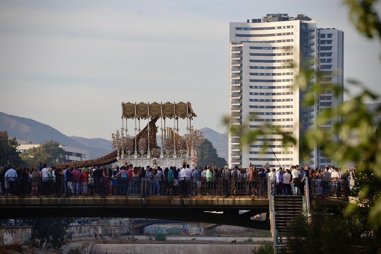 Tausende Zuschauer bei der Prozession der Virgen de la Trinidad in Málaga