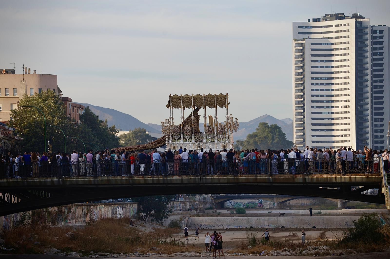 Tausende Zuschauer bei der Prozession der Virgen de la Trinidad in Málaga