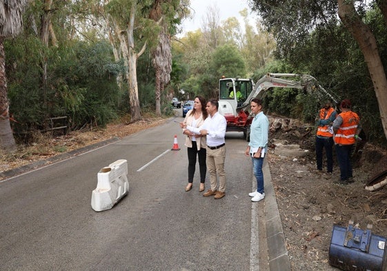 Der Stadtrat für Bauwesen, Diego López, und die Bezirksrätin Vanessa Ortiz de Zárate besuchen das Gebiet.