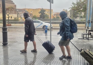 Touristen am Montagmorgen am Fluss Guadalmedina in Málaga.
