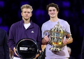 Davidovich und Fonseca mit ihren jeweiligen Trophäen.