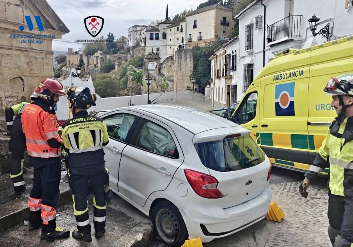 Spektakulärer Unfall: 79-jähriger kracht mit seinem Auto in Brunnen in Ronda