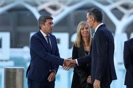 Regierungschef Sánchez bei der Begüßung von Carlos Mazón.