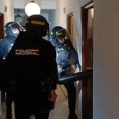 Die Nationalpolizei bei der Stürmung der Wohnung.