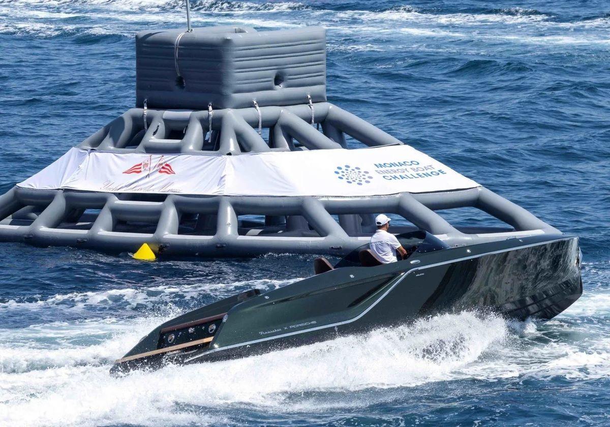 Ein Schnellboot Frauscher x Porsche 850 Fantom.