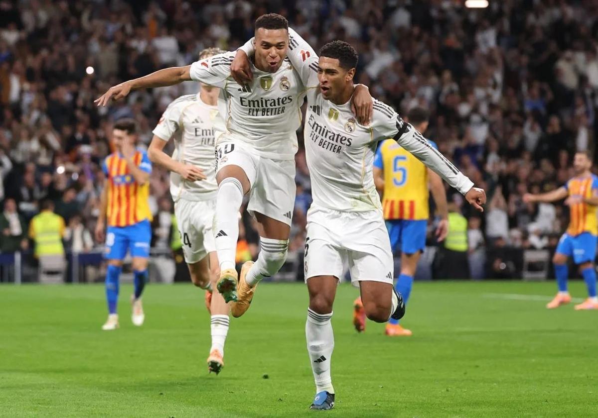 Kylian Mbappé und Jude Bellingham feiiern das erse Tor gegen Valencia.