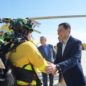 Juanma Moreno mit Infoca-Spezialkräften.