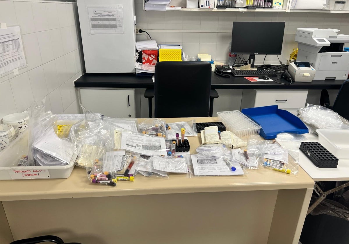 Blutproben auf einem Tisch während der Streiktage.