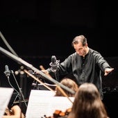 Der Leiter des Orchesters, Juan Paulo Gómez, bei einem Konzert.