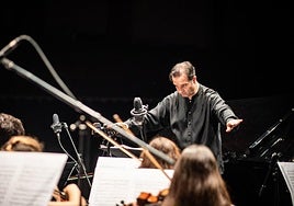 Der Leiter des Orchesters, Juan Paulo Gómez, bei einem Konzert.