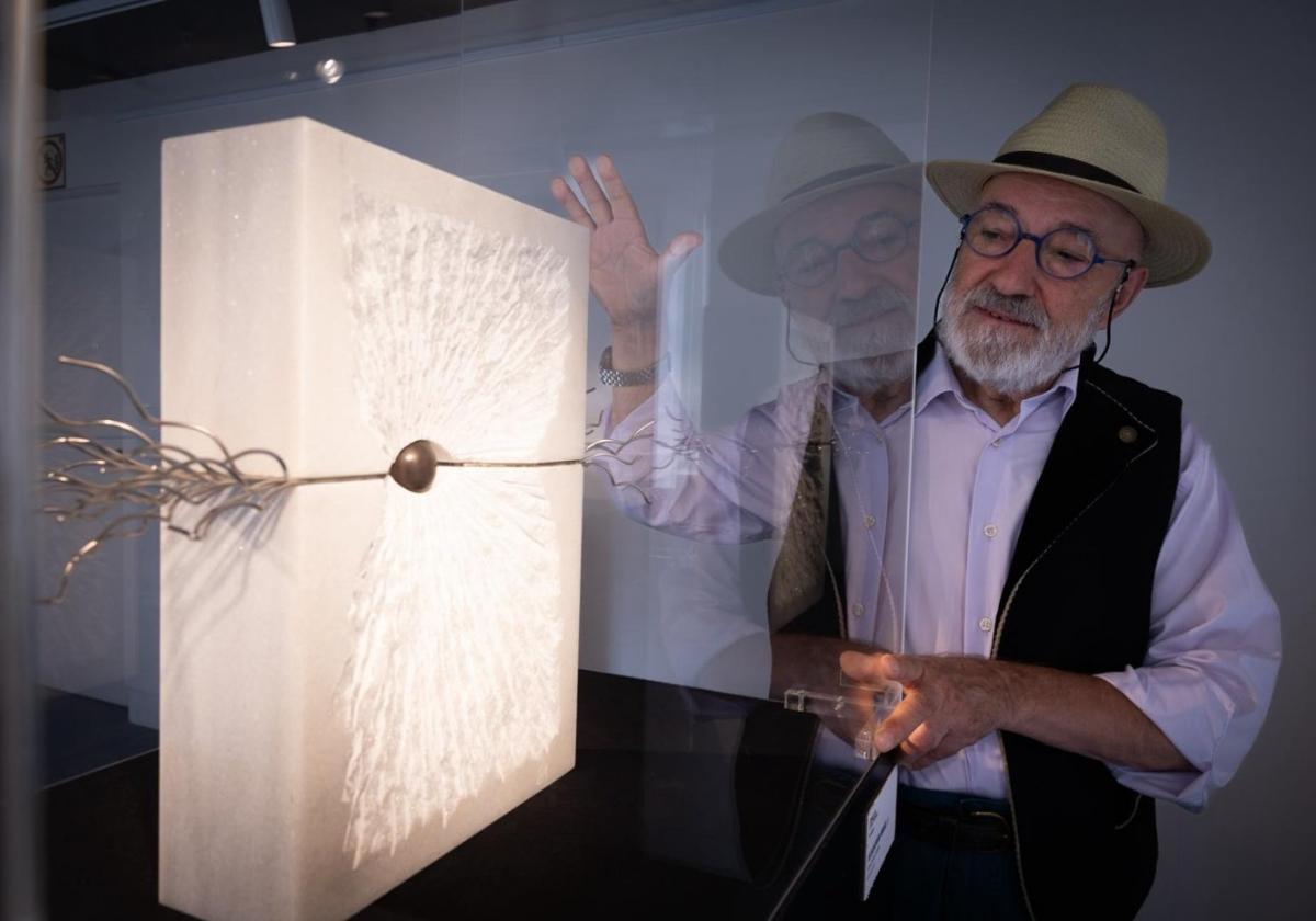 Der Bildhauer Suso de Marcos mit der Skulptur 'De un encuentro vibrante'.