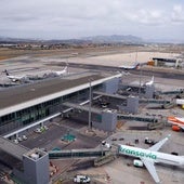 Geparkte Passagiermaschinen am Flughafen.