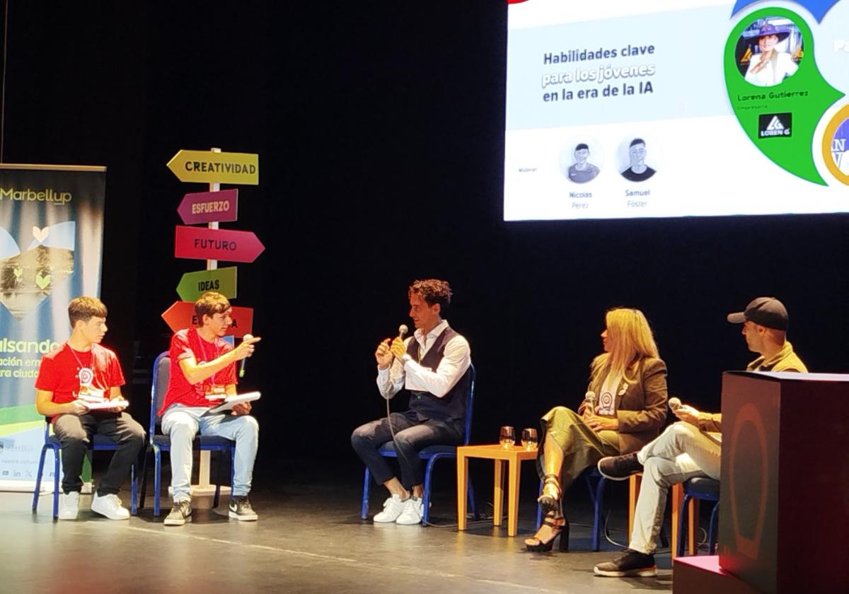 Samuel Förster und Nicolás Pérez im Interview mit Alejandro Ruiz, Lorena Gutiérrez und Víctor Martín.