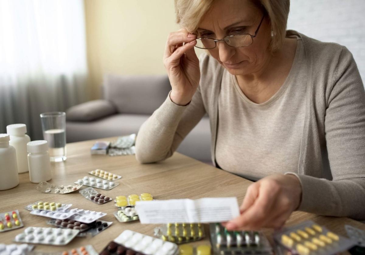 Patientin vor ihrem Pillenarsenal: Antibiotika sollten nicht leichtfertig eingenommen werden.