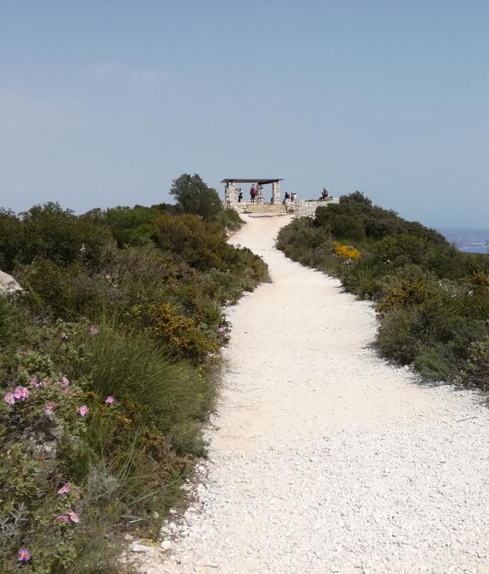 Imagen secundaria 2 - Direkt unterhalb des Aussichtspunkts sieht man Torremolinos und Benalmádena (1. Foto). Vom Berggrat aus erkennt man im Guadalhorce-Tal die Ortsschaften Alhaurín de la Torre, Cártama und weiter hinten Puerto de la Torre (2. Foto). Das letzte Stück des Wegs zum Zielpunkt (3. Foto).
