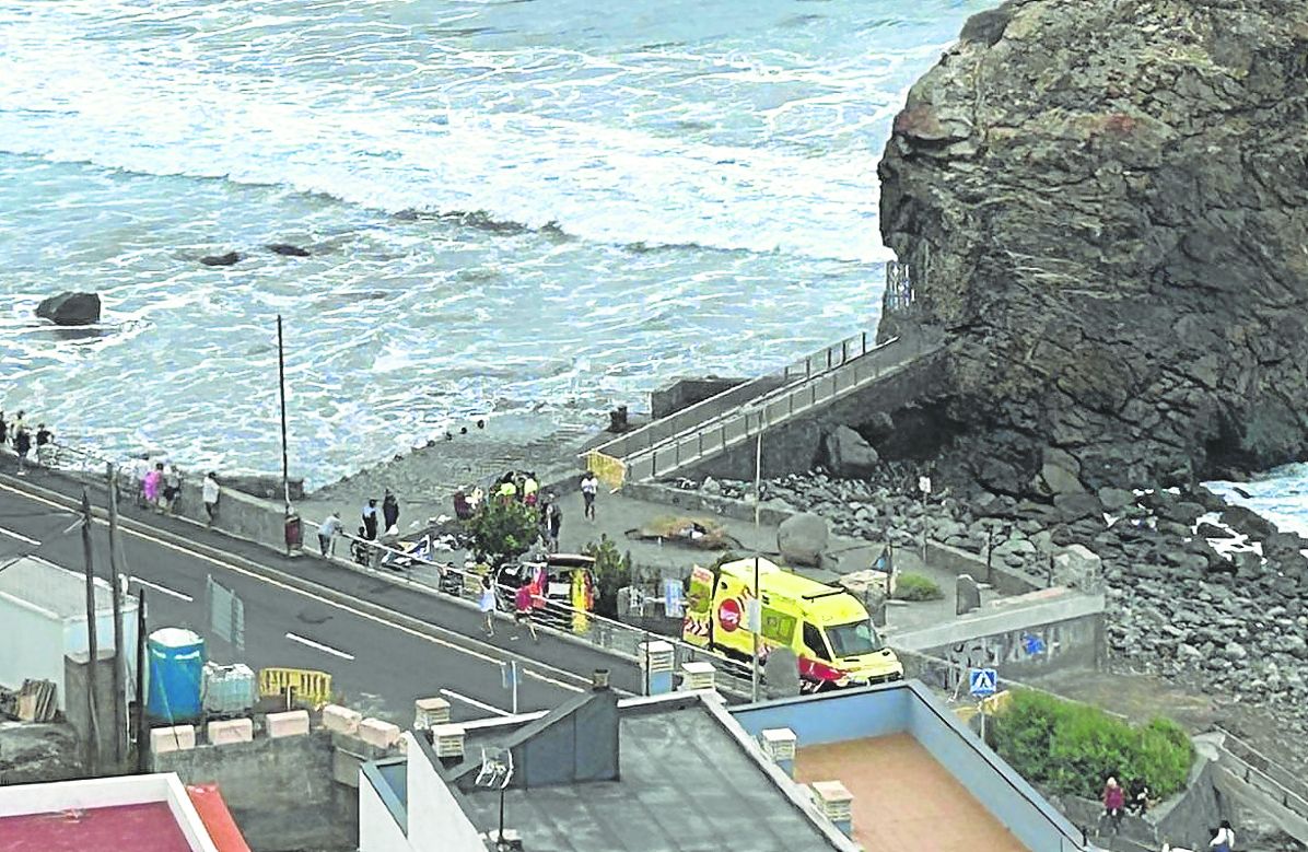 Imagen secundaria 1 - Riesenwellen, Rettungseinsatz, gesperrte Strände