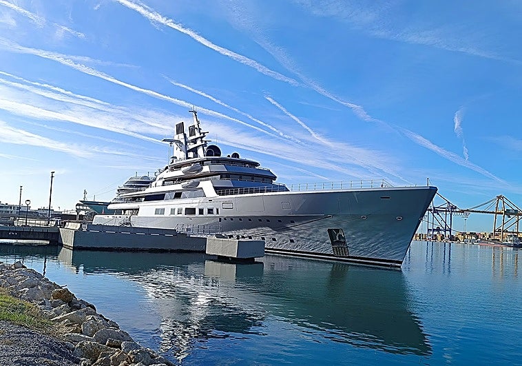 Die große Yacht «Dragonfly», die dem Mitbegründer von Google gehört, liegt in Málaga vor Anker.