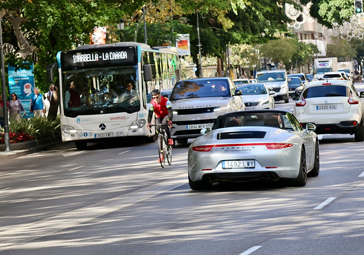 Busse und andere Fahrzeuge auf der Avenida Ricardo Soriano.